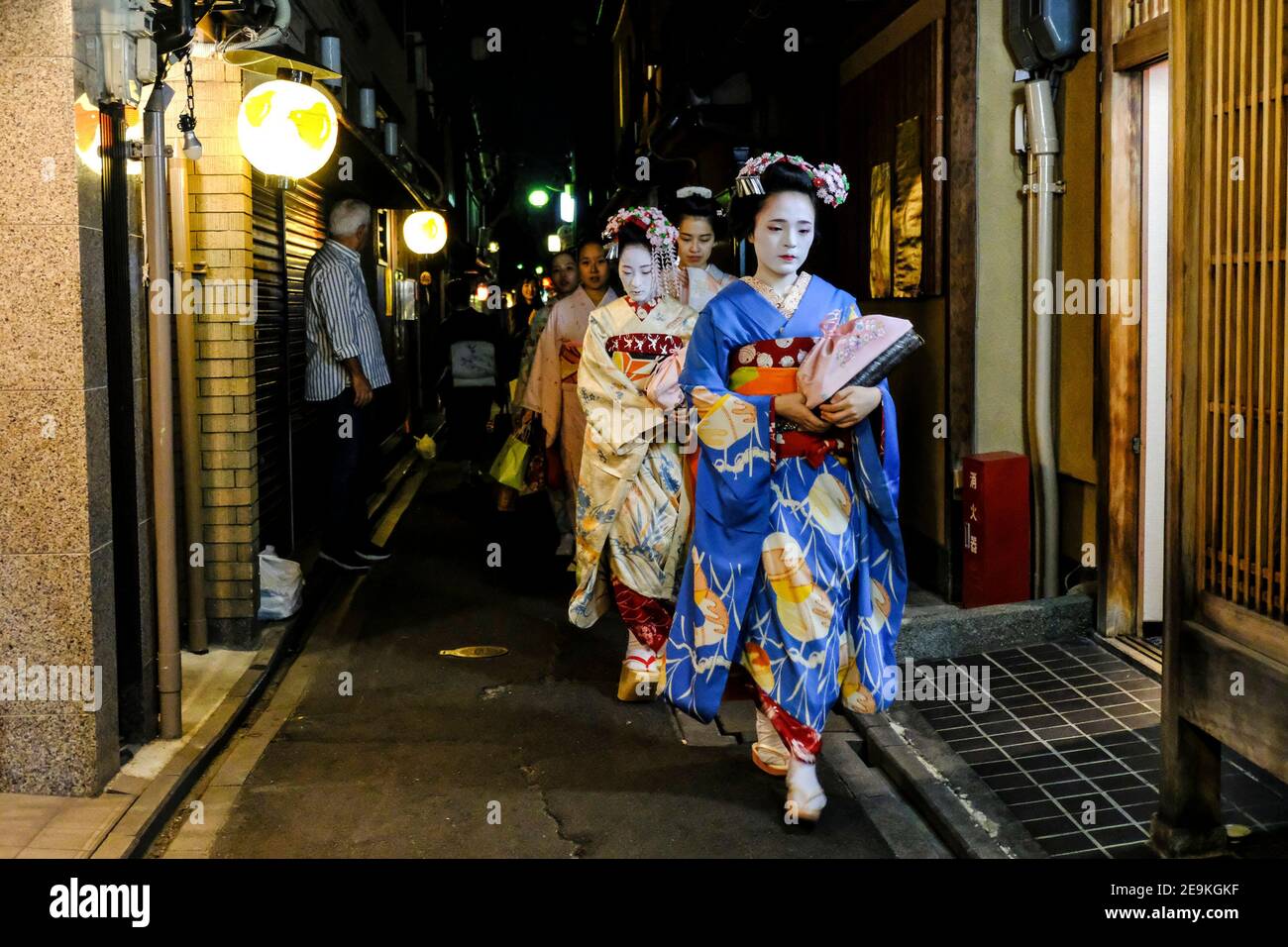 Geisha sur la route de Kyoto. Banque D'Images