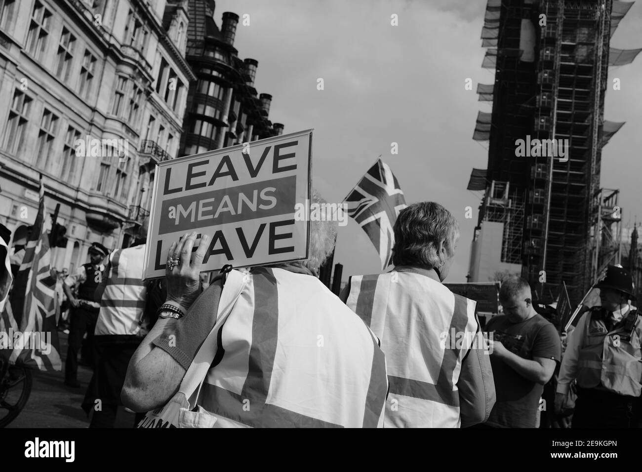 LONDRES - 2019 : les manifestants qui veulent quitter l'Union européenne devant le Parlement avec un écriteau qui indique « Leave signifie Leave ». Banque D'Images