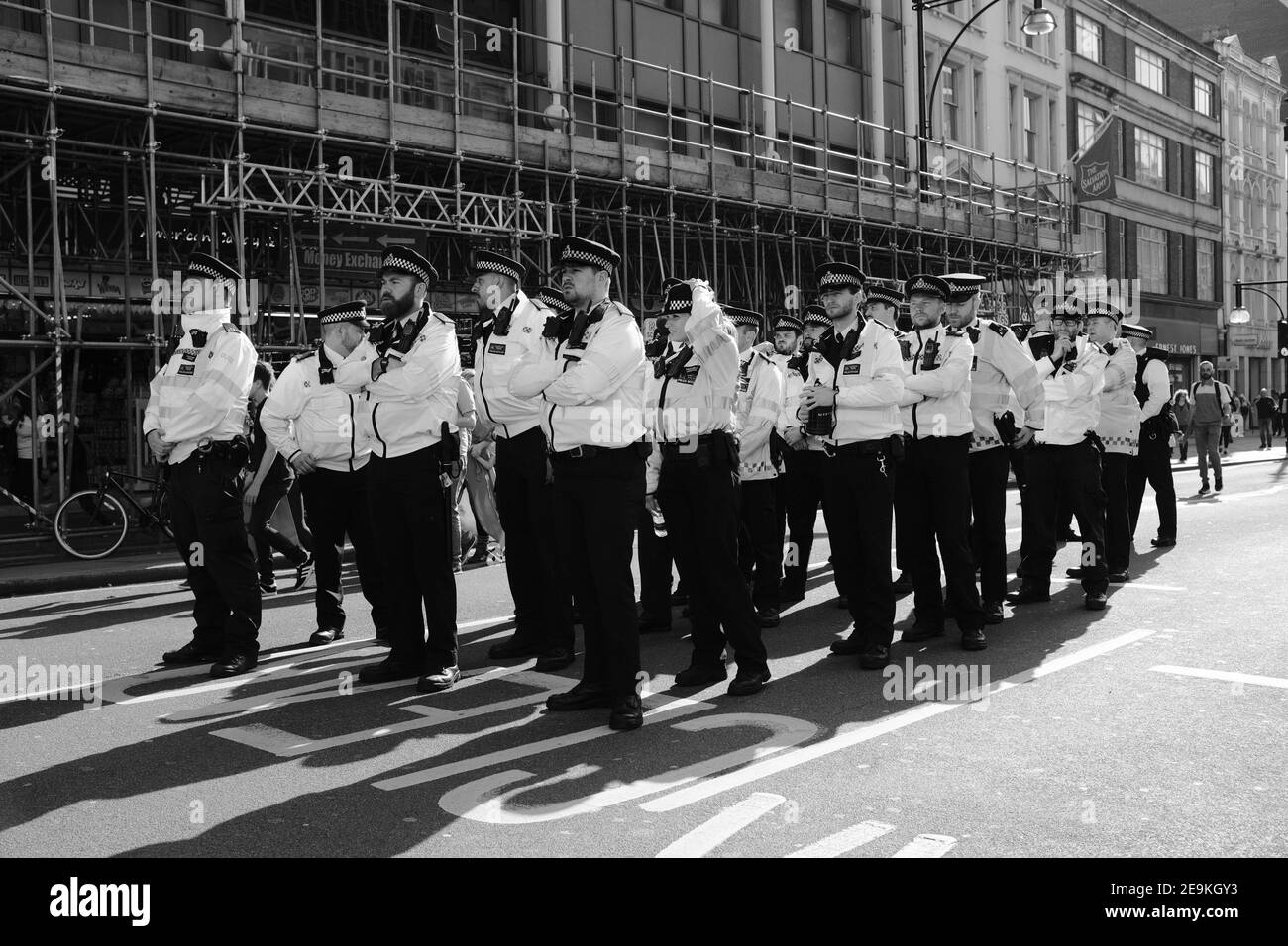 LONDRES - AVRIL 2019 : Londres a rencontré la police à Londres pendant les manifestations de la rébellion d'extinction. Banque D'Images
