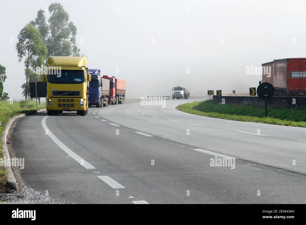 Minas Gerais, Brésil - 27 février 2015 : circulation et manutention de camions de transport sur l'autoroute Fernão Dias, BR 381 Banque D'Images