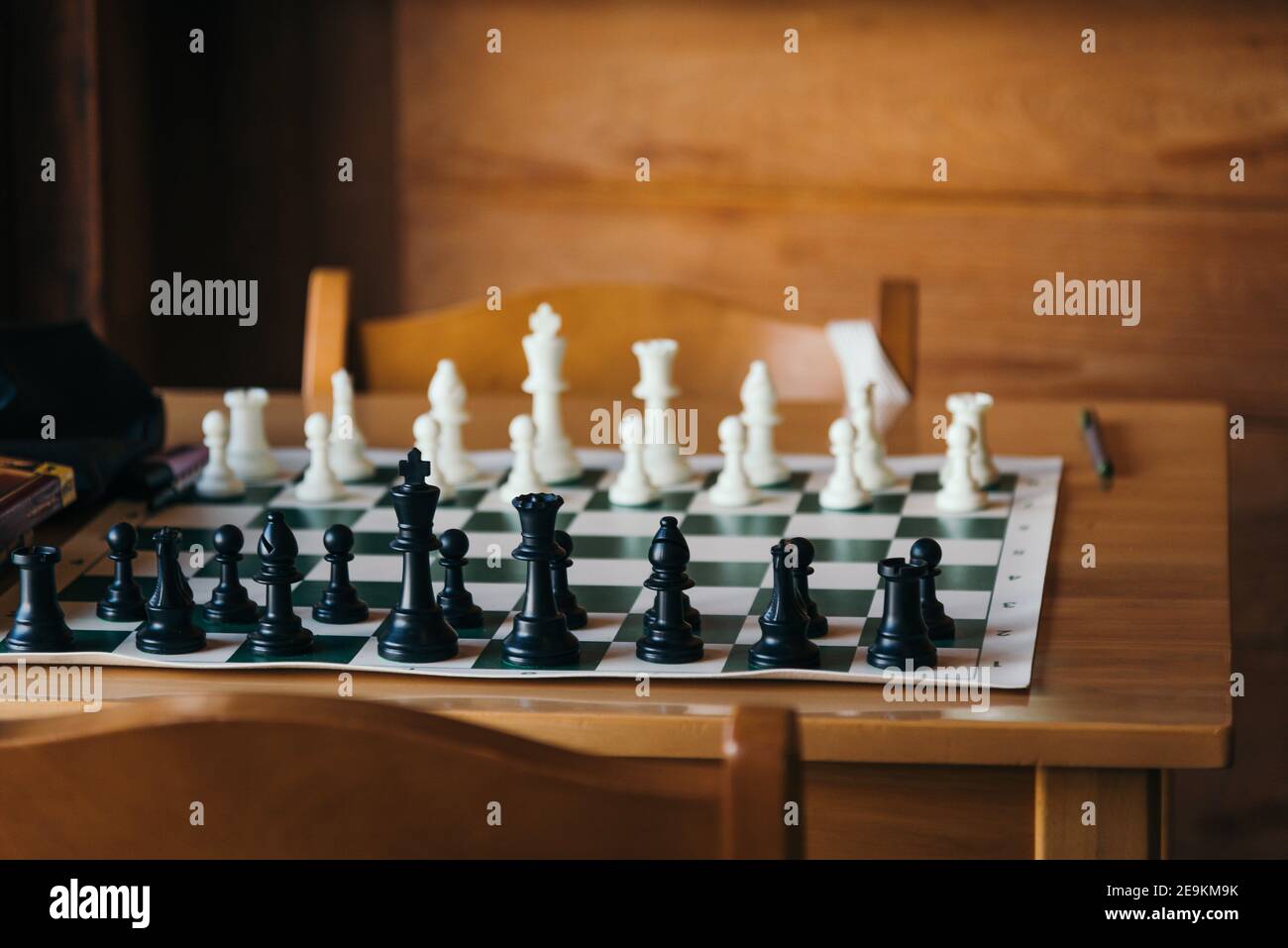 Jeu d'échecs sur une table en bois intérieure Banque D'Images