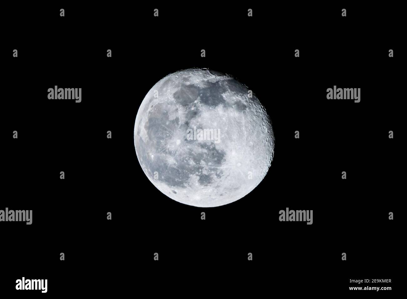 Lune gibbeuse en hiver depuis le nord de Londres, au Royaume-Uni Banque D'Images