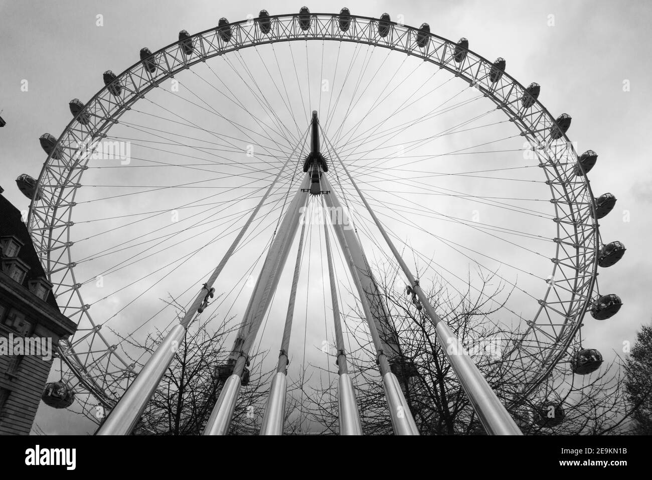 Vue rapprochée du London Eye, ou Millennium Wheel, la roue d'observation en porte-à-faux sur la rive sud de la Tamise, Londres Banque D'Images