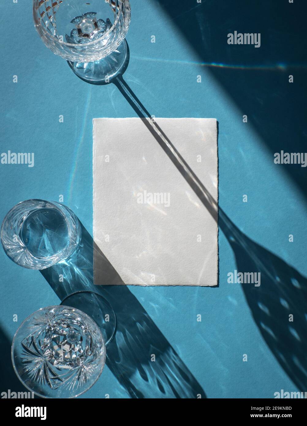 Maquette de menu : papier vierge sur table avec verres Banque D'Images