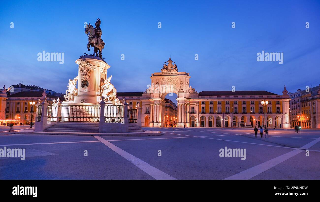 Place du Commerce ou Praça do Comércio la nuit. Statue de Dom José I, roi à cheval est symboliquement écrasant les serpents sur son chemin. Rua Augusta. Banque D'Images