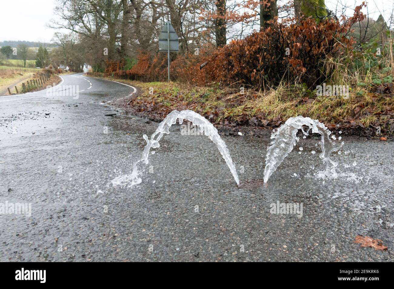 Boquhan, Stirling, Écosse, Royaume-Uni. 5 février 2021. Météo au Royaume-Uni: Un drain juste à l'extérieur du hameau de Boquhan à Stirling lutte pour faire face après de fortes pluies crédit: Kay Roxby/Alamy Live News Banque D'Images