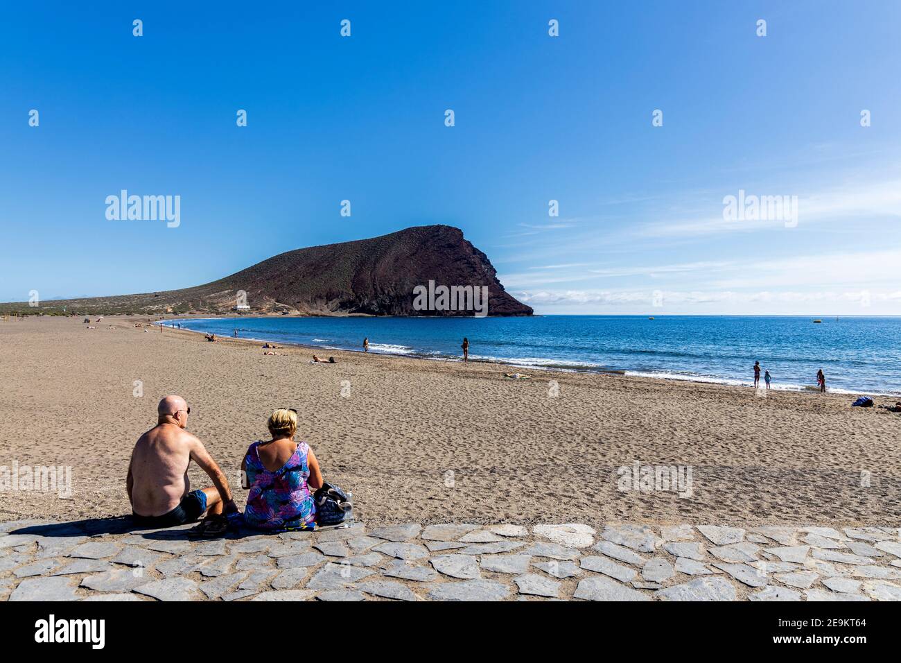 Montagne rouge, Montana roja, Playa de Tejita plage, et bains de soleil, bains de soleil, à Ténérife, îles Canaries, Espagne Banque D'Images