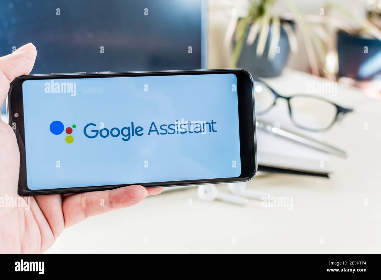 BIÈRE SHEVA, ISRAËL - 29 décembre 2020: Bière Sheva, Israël. 29 décembre 2020 : main tenant un mobile avec le logo Google Assistant à l'écran, sur le bureau. Google Banque D'Images
