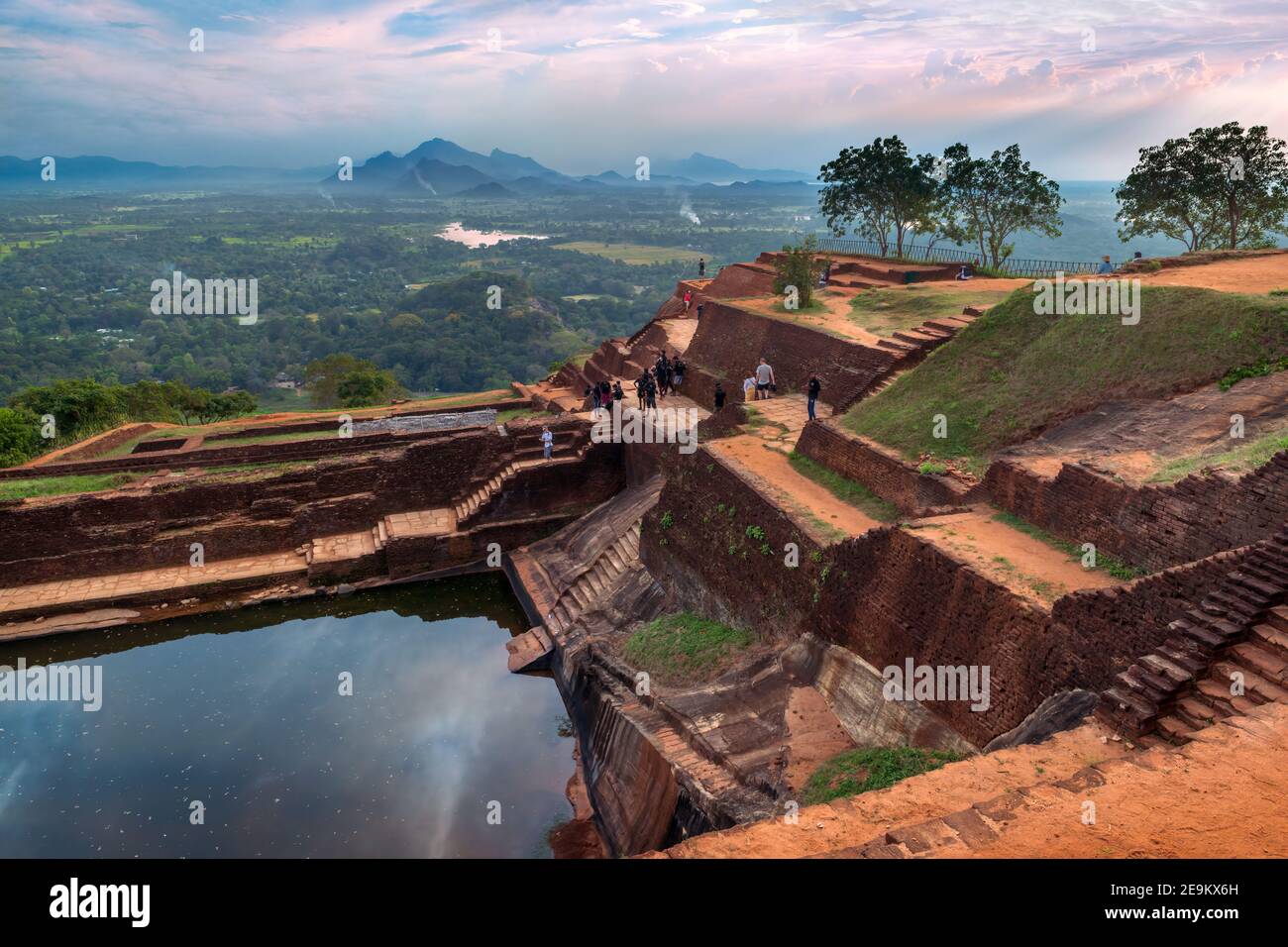 Sigiriya est une ancienne forteresse rocheuse dans le nord du district de Matale, non loin de Dambulla dans la province centrale du Sri Lanka. Également connu sous le nom de Lion R. Banque D'Images