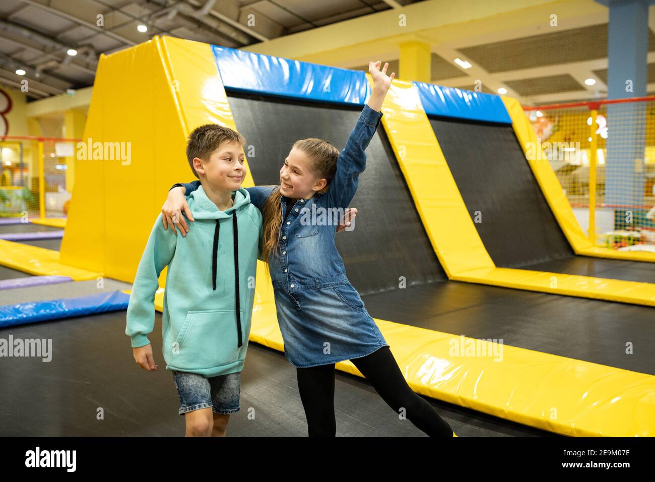 Loisirs actifs. Les enfants s'amusent sur le trampoline dans le centre de divertissement, l'enfance et le style de vie sportif. Garçon et fille dans le centre de loisirs pour Banque D'Images