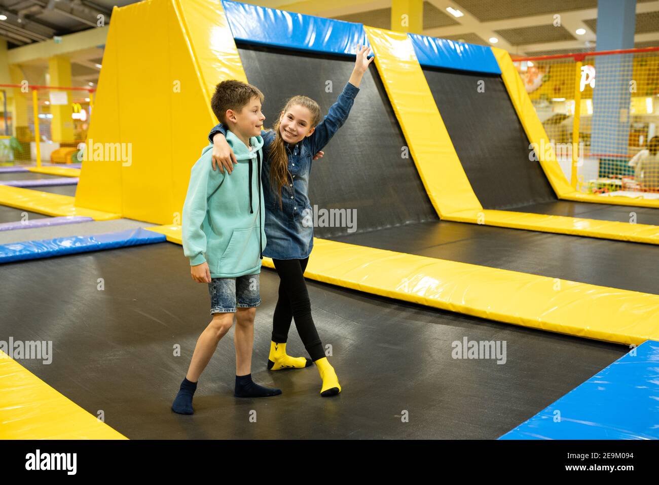 Souriant, les enfants de 11 ans sautaient sur un trampoline à l'intérieur du centre de divertissement. Activités de loisirs pour les enfants, saut et jeu sur trampoline Banque D'Images