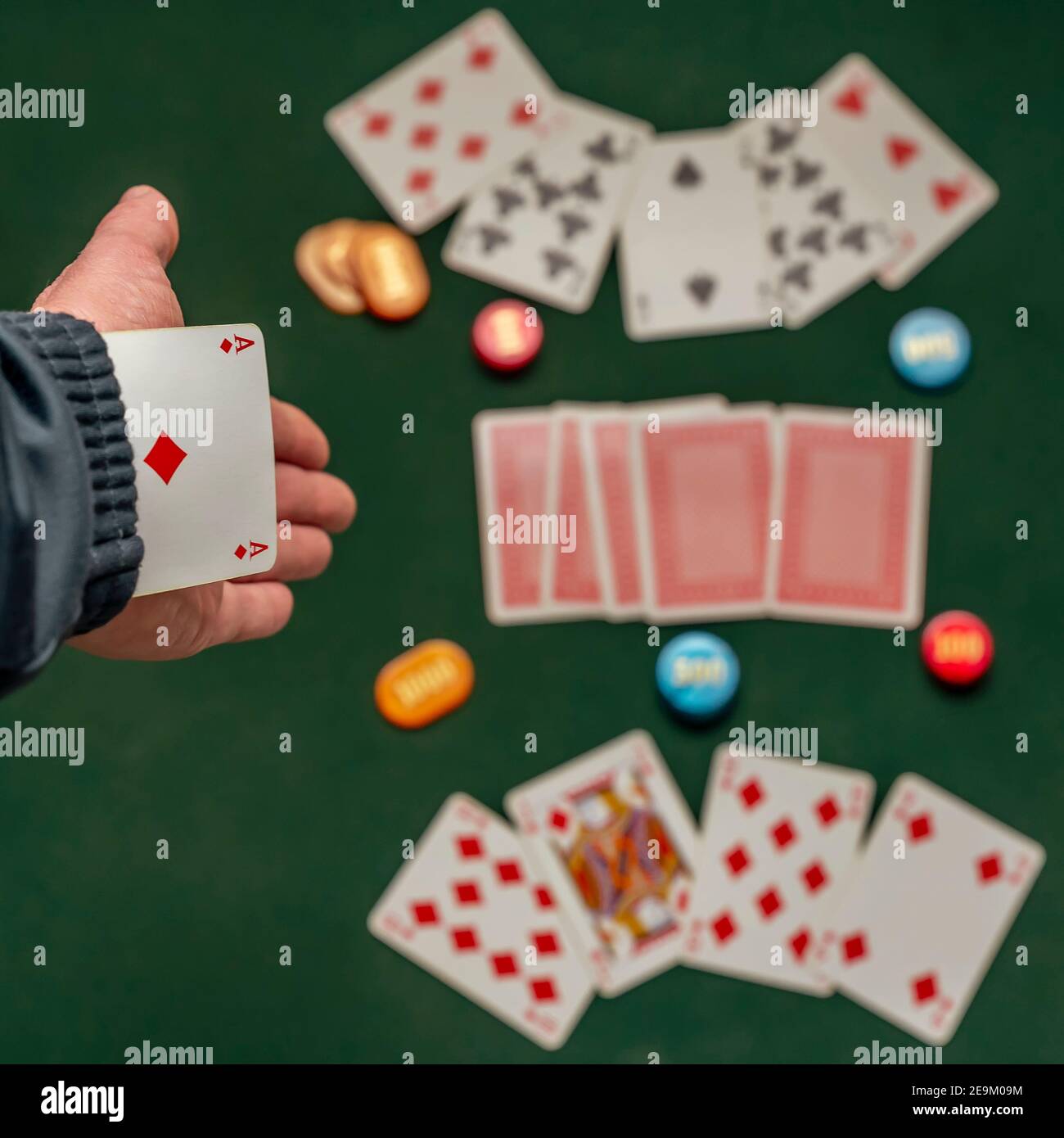 Un joueur de poker tire un as de diamants de son gaine de la veste Banque D'Images