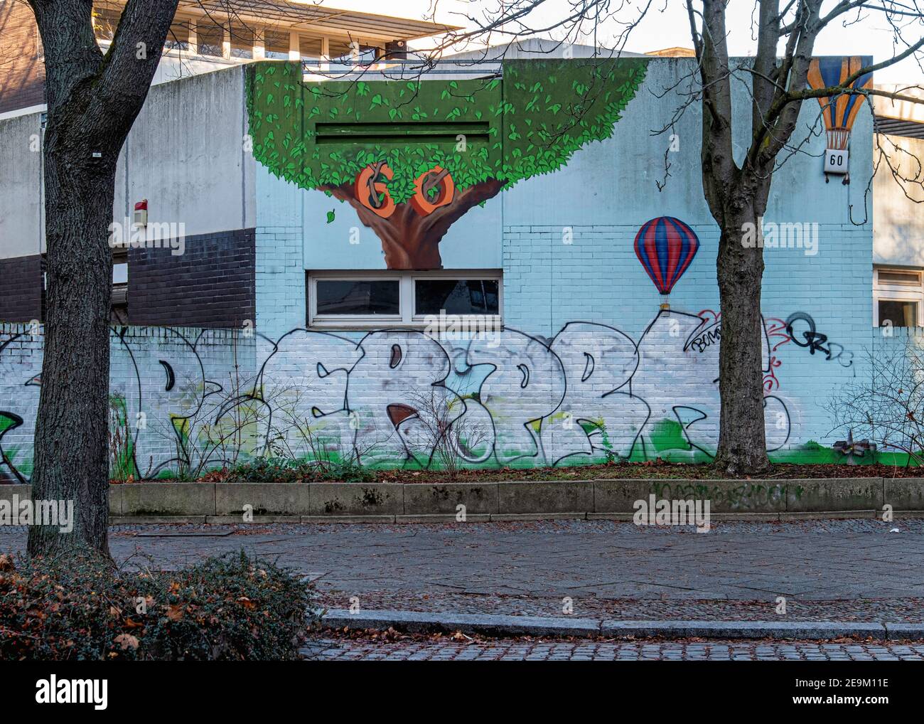 Art de rue sur le mur de Kindergärten ville école maternelle, Ackerstrasse 60, Mitte, Berlin. Ballon d'air chaud Banque D'Images