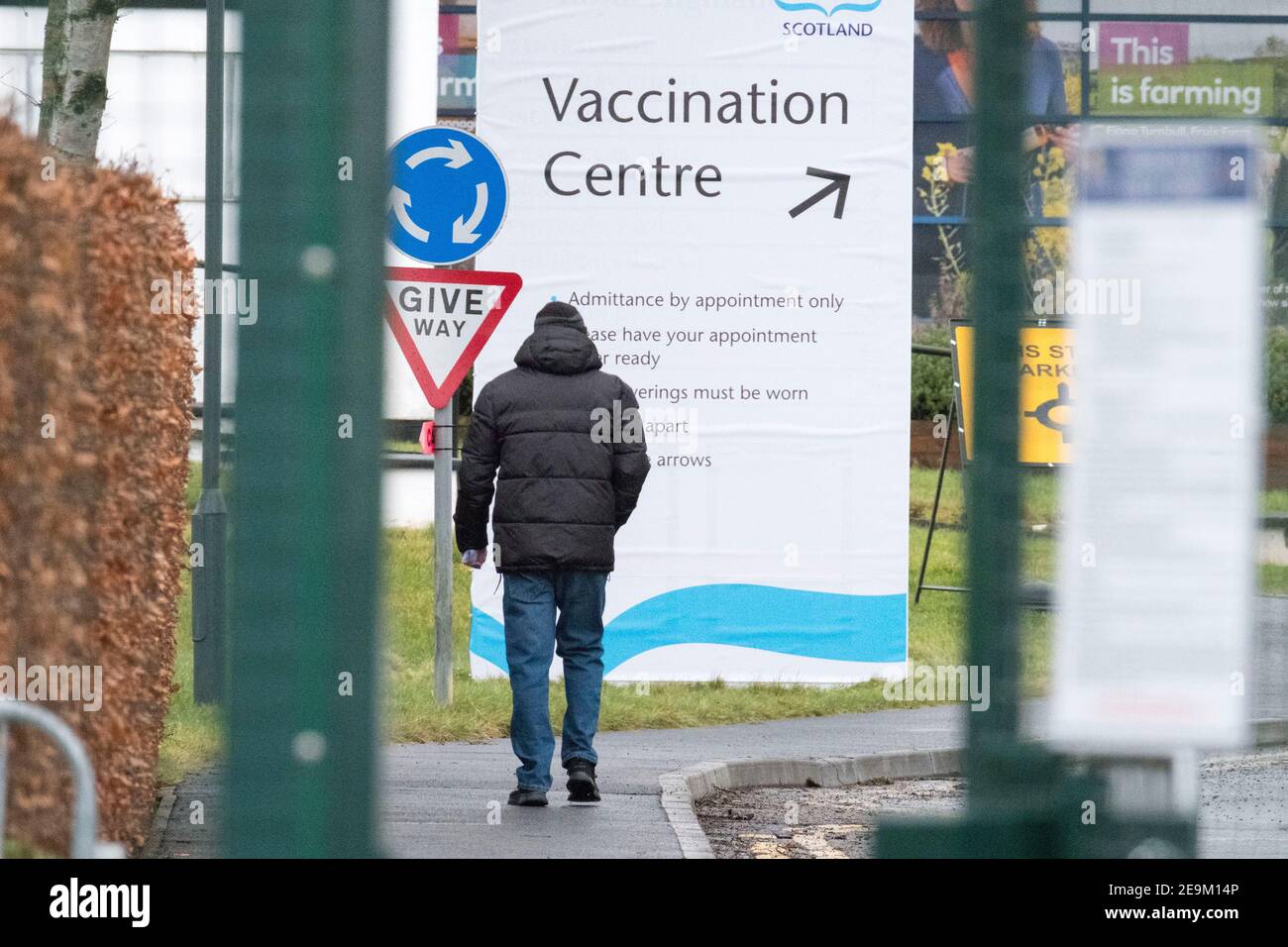 Écosse, Royaume-Uni. 5 février 2021. Les membres du public qui arrivent au Royal Highland Centre, Ingliston, Édimbourg pour recevoir leur vaccin contre le coronavirus crédit : Ian Rutherford/Alay Live News. Banque D'Images