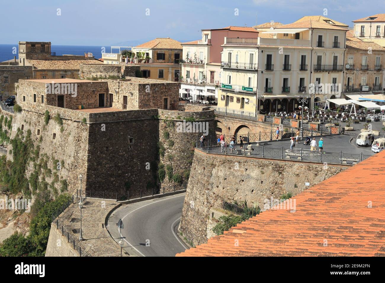 Pizzo une des plus jolies villes de Calabre et son château perché sur une falaise surplombant le golfe de Santa Eufemia, Calabre, Italie Banque D'Images