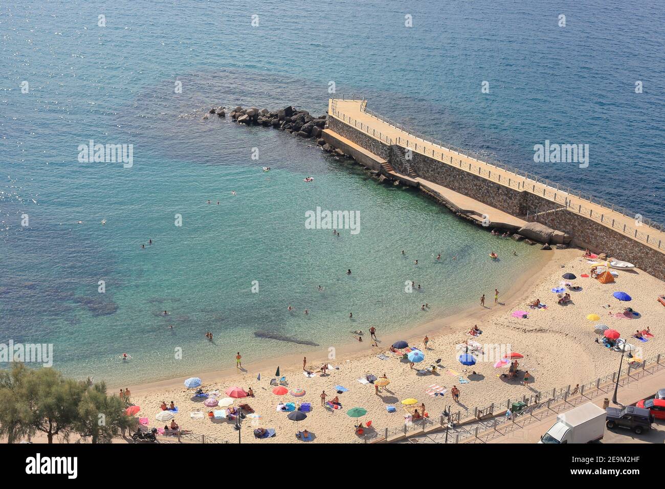 La plage publique de Pizzo sur la rive de la mer Tyrrhénienne, Vibo Valentia, Calabre, Italie Banque D'Images
