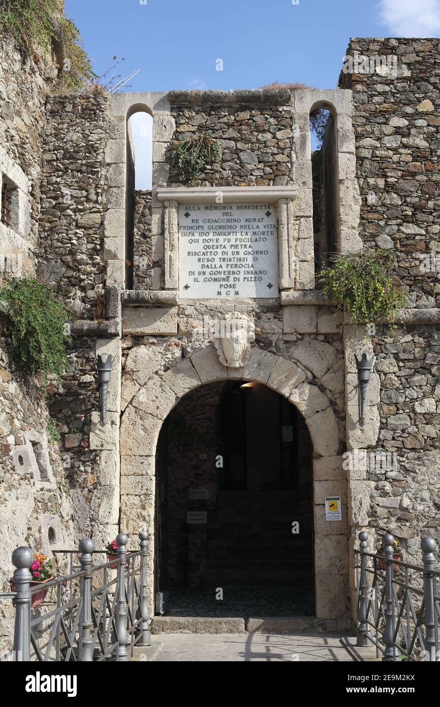 Entrée au château de Murat où Murat, roi de Naples et beau-frère de Napoléon Bonaparte, fut emprisonné et abattu en 1815. Pizzo, Italie Banque D'Images
