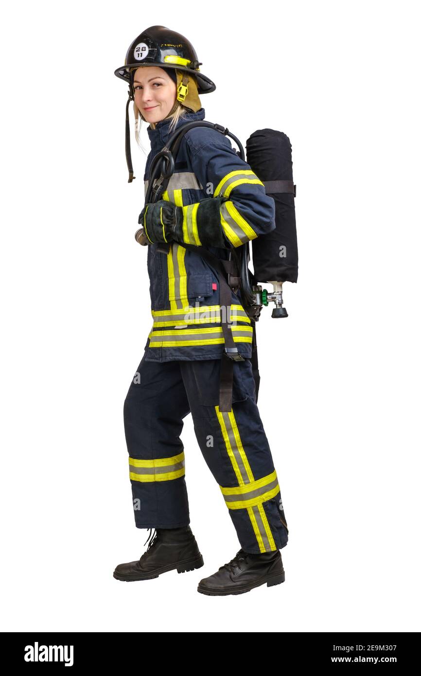Femme en uniforme de pompier posant en profil avec l'air réservoir Banque D'Images