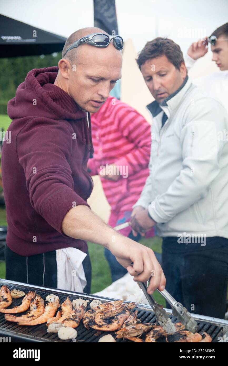 Matt Dawson, lauréat de la coupe du monde de rugby et candidat du célèbre chef et Mich Tonks, chef Devon, barbecue de cuisine pour Redwood Creek Banque D'Images