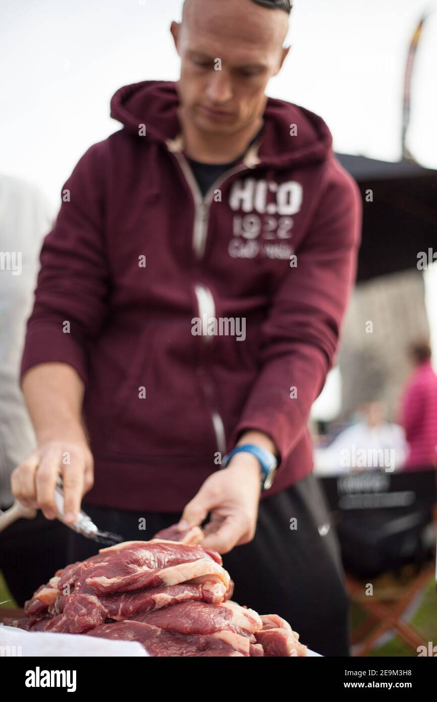 Matt Dawson, lauréat de la coupe du monde de rugby et candidat du célèbre chef et Mich Tonks, chef Devon, barbecue de cuisine pour Redwood Creek Banque D'Images