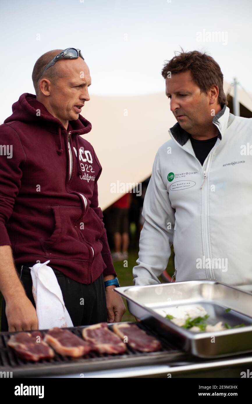 Matt Dawson, lauréat de la coupe du monde de rugby et candidat du célèbre chef et Mich Tonks, chef Devon, barbecue de cuisine pour Redwood Creek Banque D'Images