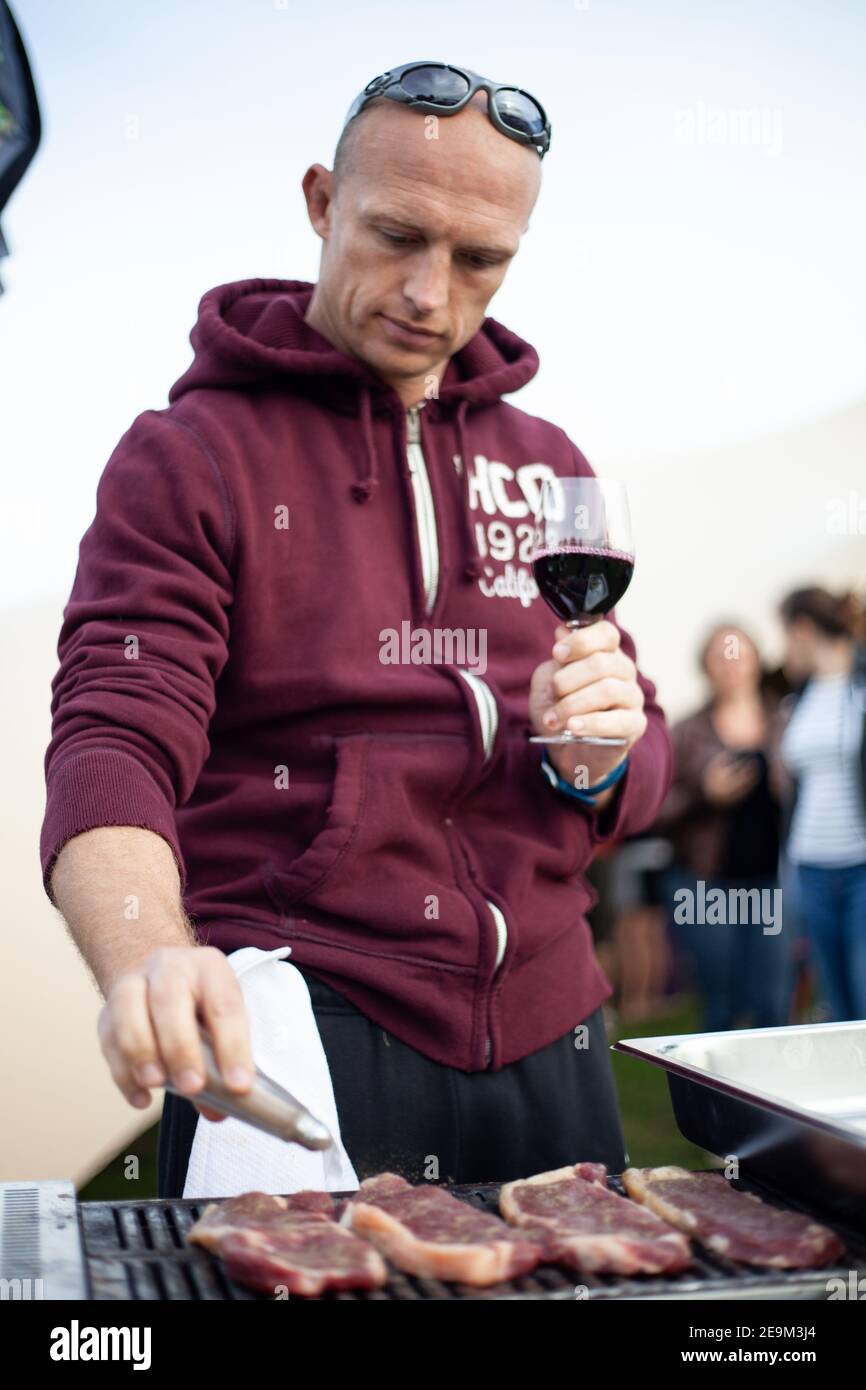 Matt Dawson, lauréat de la coupe du monde de rugby et candidat du célèbre chef et Mich Tonks, chef Devon, barbecue de cuisine pour Redwood Creek Banque D'Images