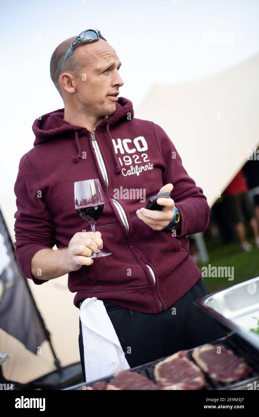 Matt Dawson, lauréat de la coupe du monde de rugby et candidat du célèbre chef et Mich Tonks, chef Devon, barbecue de cuisine pour Redwood Creek Banque D'Images