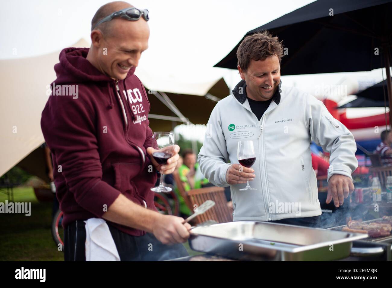 Matt Dawson, lauréat de la coupe du monde de rugby et candidat du célèbre chef et Mich Tonks, chef Devon, barbecue de cuisine pour Redwood Creek Banque D'Images