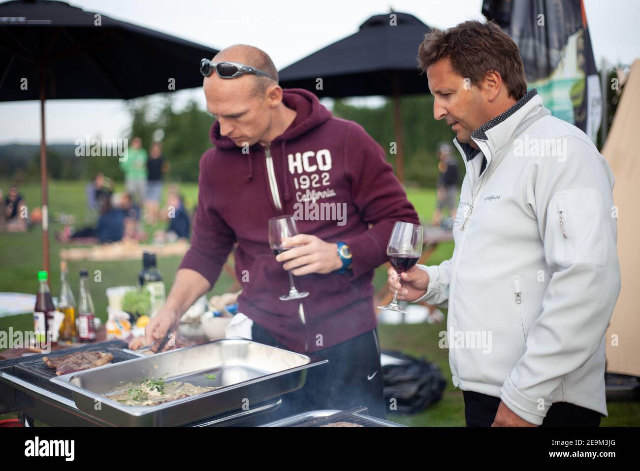 Matt Dawson, lauréat de la coupe du monde de rugby et candidat du célèbre chef et Mich Tonks, chef Devon, barbecue de cuisine pour Redwood Creek Banque D'Images