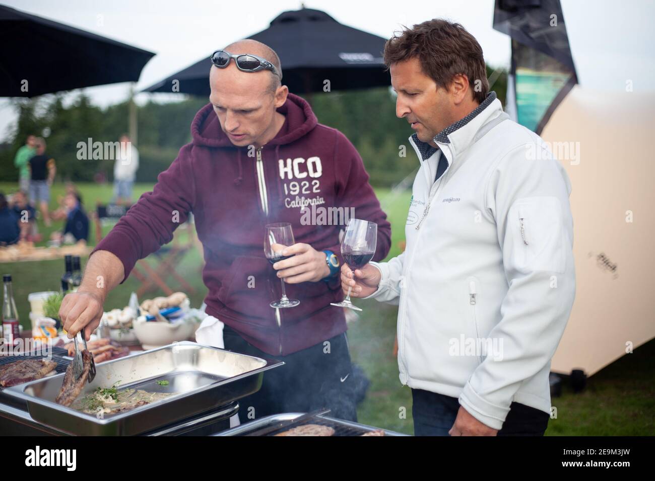 Matt Dawson, lauréat de la coupe du monde de rugby et candidat du célèbre chef et Mich Tonks, chef Devon, barbecue de cuisine pour Redwood Creek Banque D'Images
