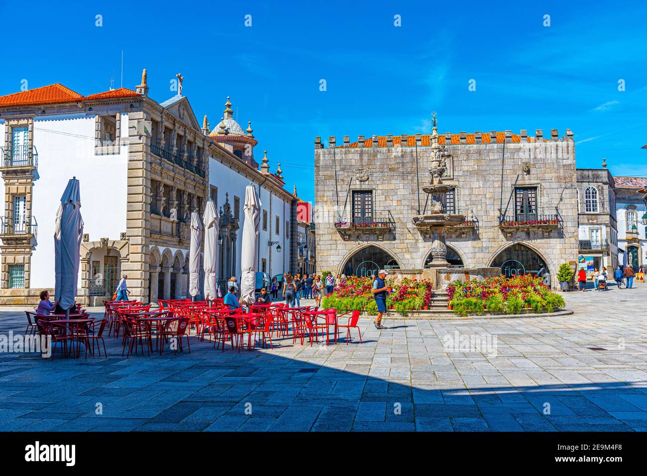 VIANA DO CASTELO, PORTUGAL, 24 MAI 2019: Les gens se promenent devant l'église Misericordia sur la place Placa da Republica à Viana do Castelo à Por Banque D'Images