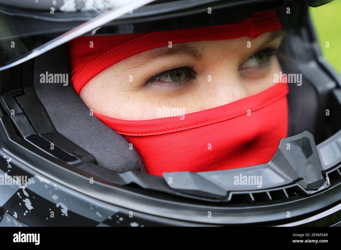 Image symbole : pilote de voiture de course femelle portant un casque et une balaclava (modèle sorti) Banque D'Images