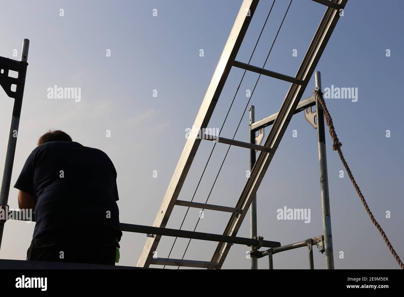 Échafaudage avec palan de construction Photo Stock - Alamy