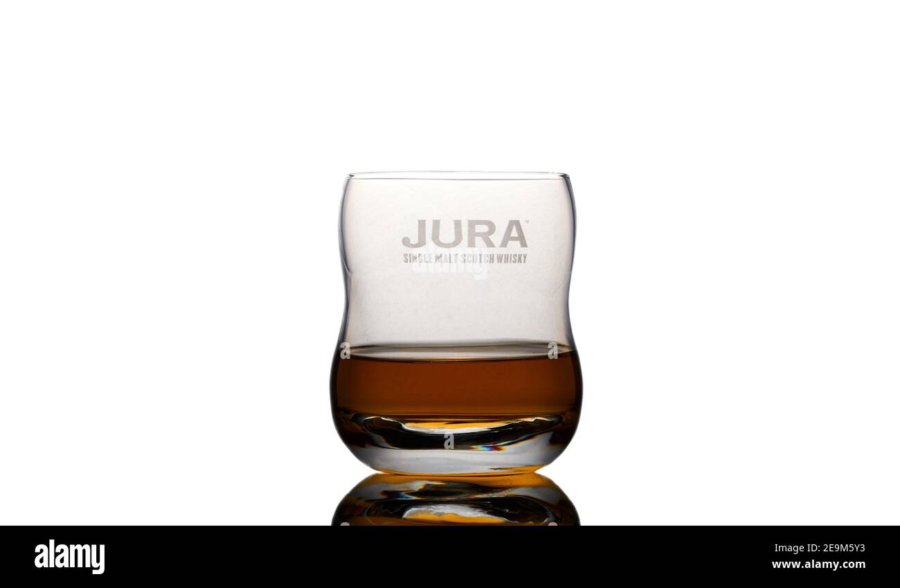 Jura Single malt Scotch Whisky sur fond de verre blanc Photo Stock - Alamy