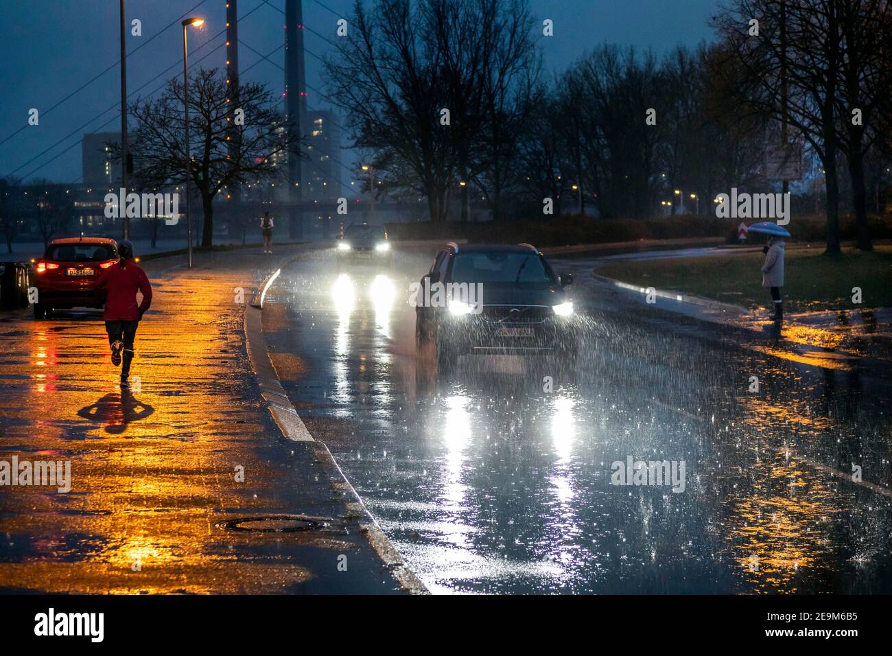Une forte pluie le soir rend les conditions de route difficiles à Düsseldorf am Rhein, en arrière-plan le Rheinkniebrucke et la tour de télévision Banque D'Images