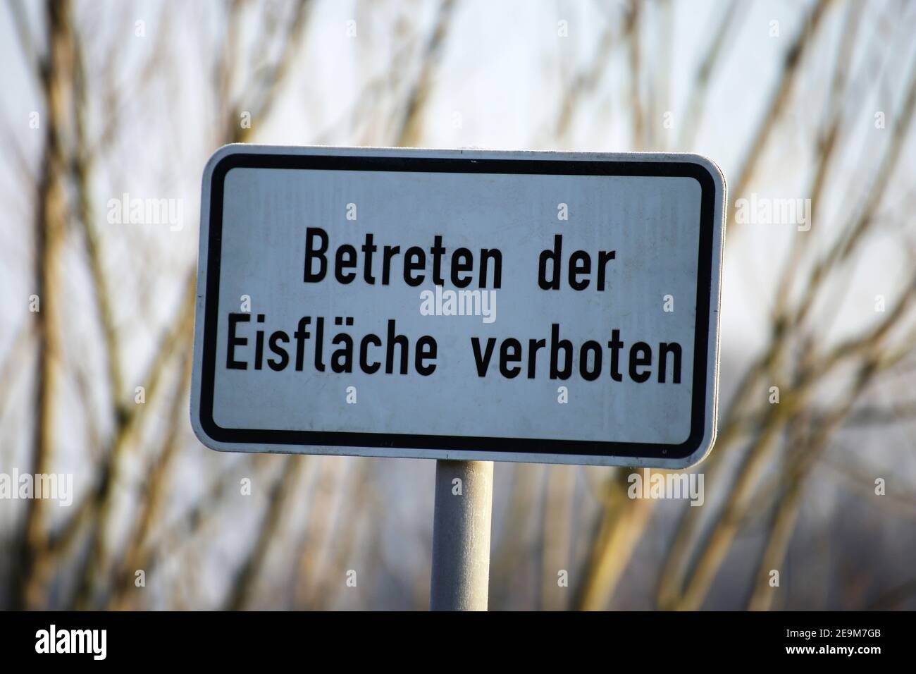 Panneau d'avertissement allemand : entrée interdite dans l'anneau de glace (Betreten der Eisflaeche verboten) Banque D'Images