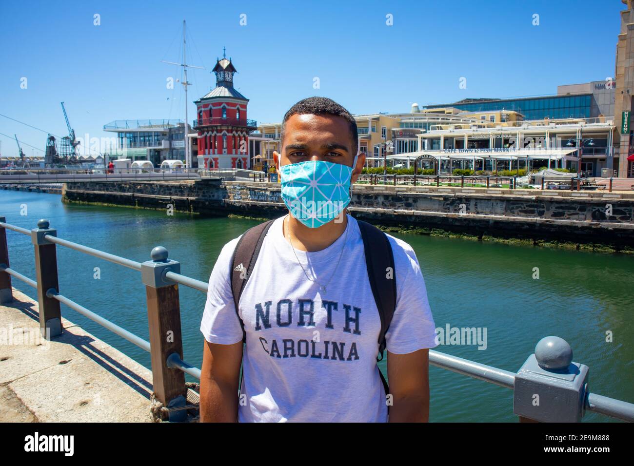 Front de mer- Cape Town, Afrique du Sud - 03-02-2021 élégant homme sud-africain portant un masque bleu. Situé à l'extérieur du front de mer, près du port. Banque D'Images