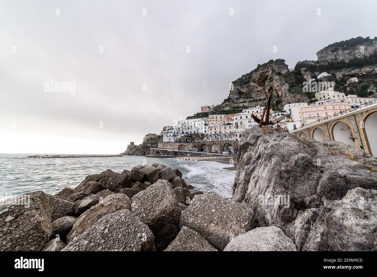Atrani, côte amalfitaine, Campanie, Italie, février 2020: Paysage urbain d'Atrani vue pensé le rocher, Atrani est la plus petite ville d'Italie sur la côte amalfitaine, Campanie, Italie Banque D'Images