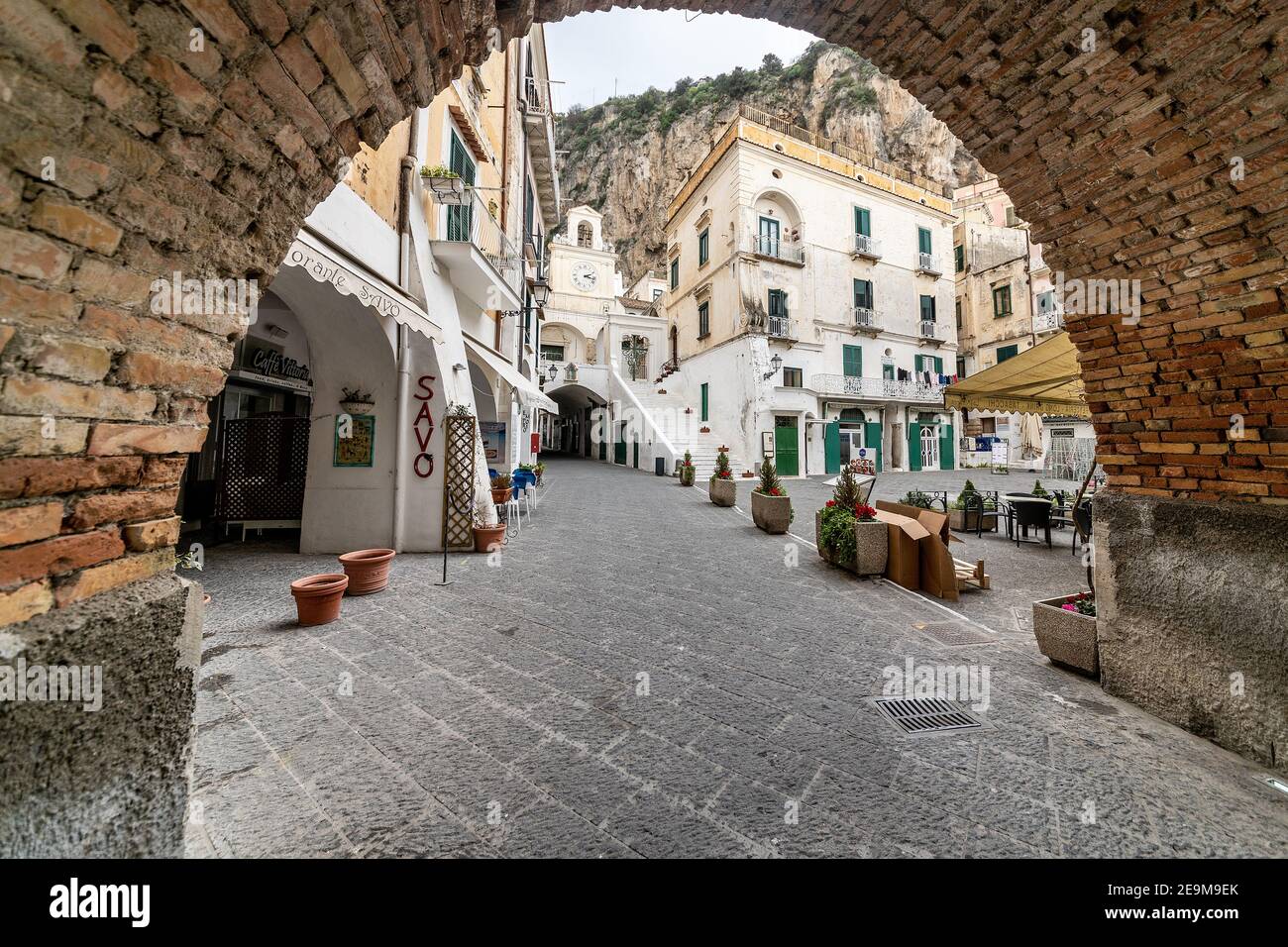 Atrani, côte amalfitaine, Campanie, Italie, février 2020 : vue sur la place principale d'Atrani. Atrani de haute qualité, Côte d'Amalfi, Campanie, Italie, février 2020 : vue sur la place principale d'Atrani Banque D'Images