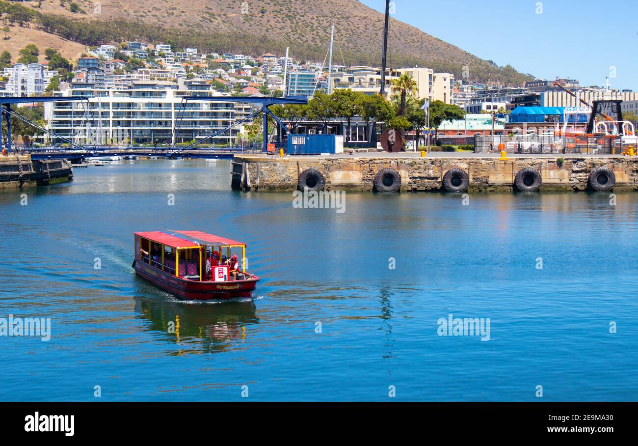 Front de mer- Cape Town, Afrique du Sud - 03-02-2021 vue imprenable sur le ferry Red Penny flottant sur l'eau, la montagne et le pont traversant. Banque D'Images