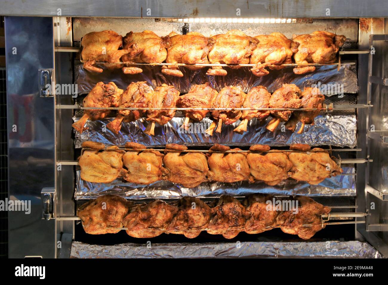 Jarret de porc grillé (branche de porc rôtie) et faites rôtir le poulet sur  la broche rotative Photo Stock - Alamy