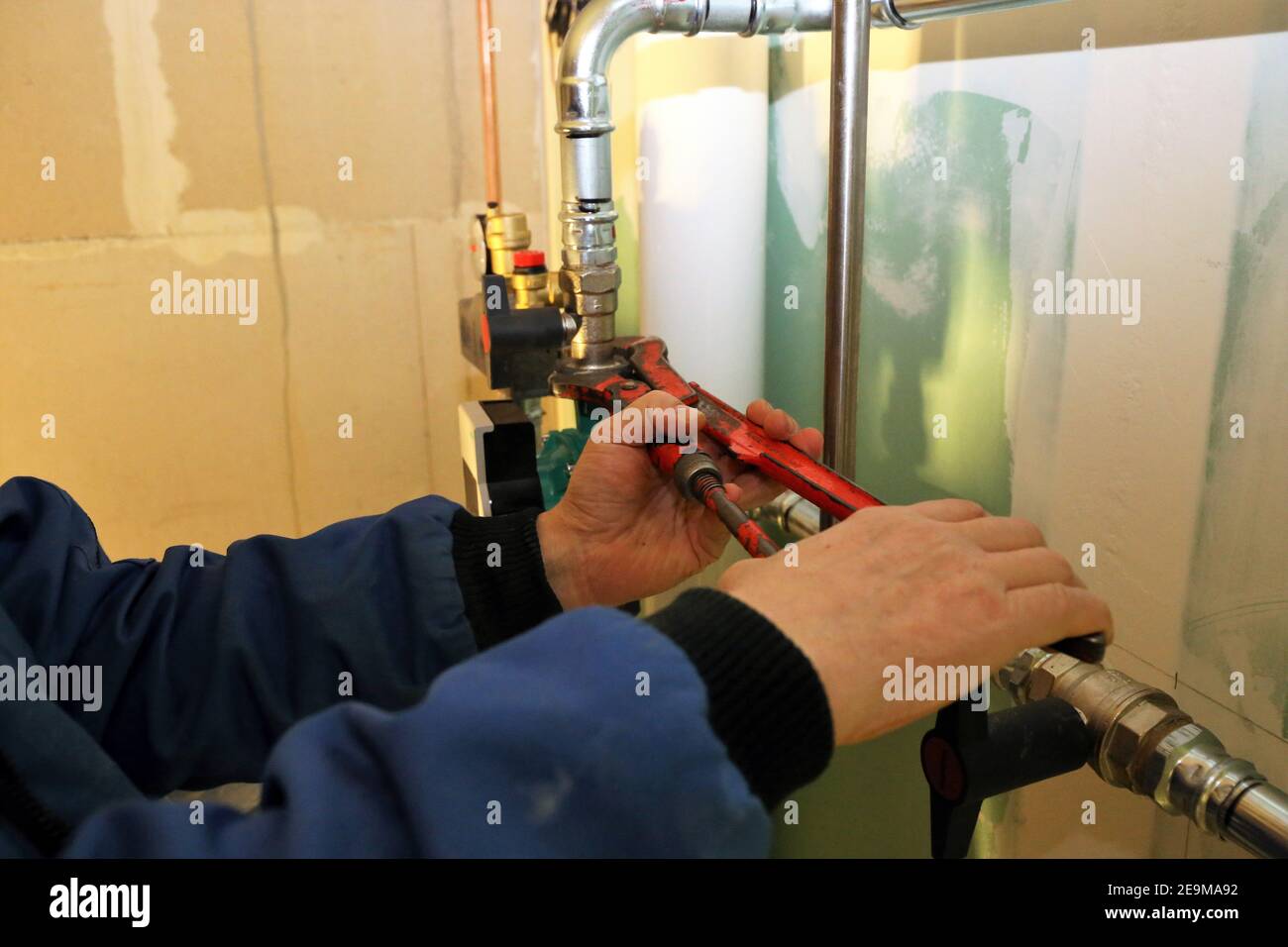 Installation d'un système de chauffage dans un bâtiment résidentiel Banque D'Images