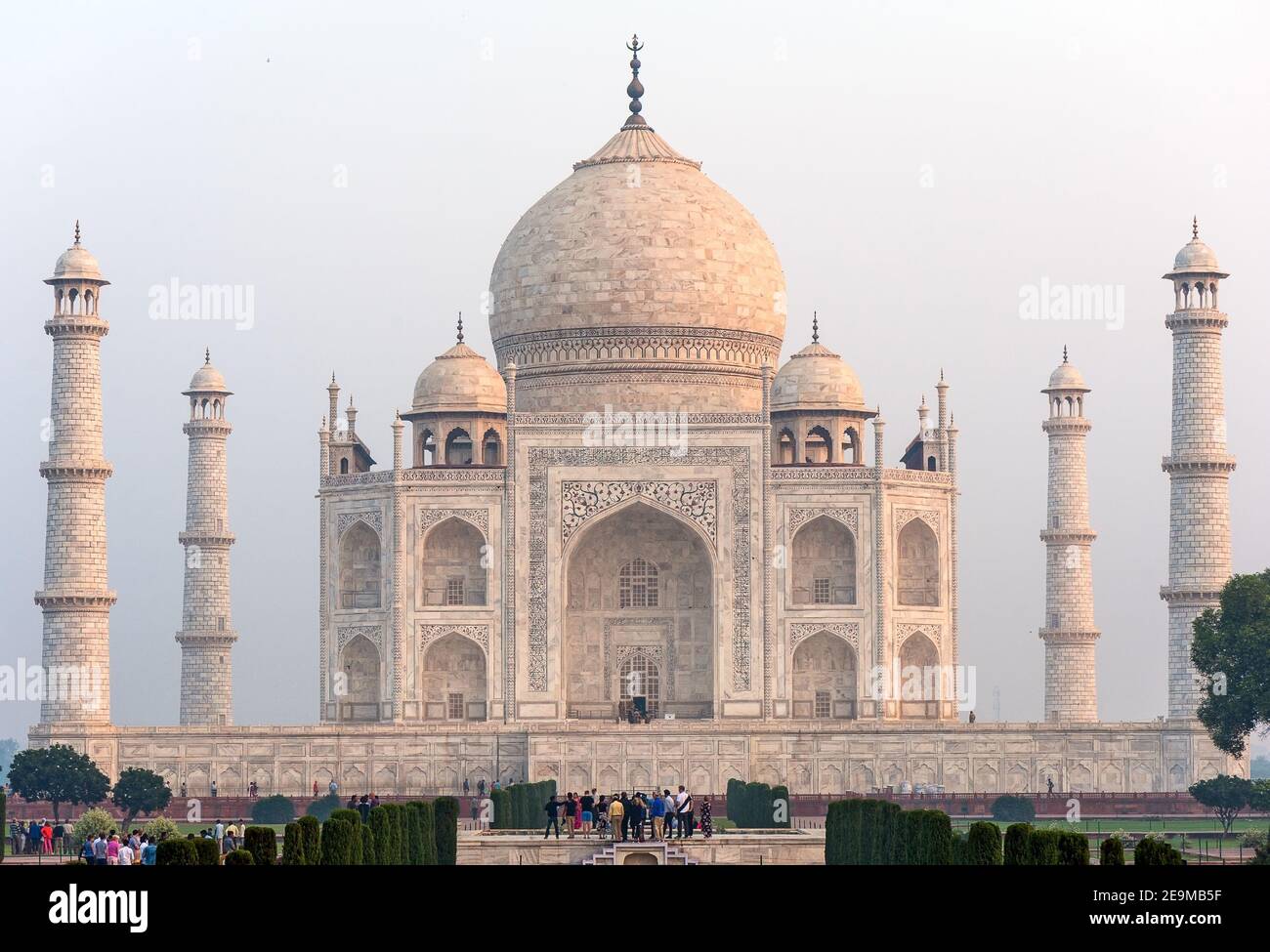 Taj Mahal au lever du soleil site du patrimoine mondial de l'UNESCO Agra Uttar Pradesh Inde Asie. La couronne du Palais est un mausolée en marbre blanc ivoire Banque D'Images