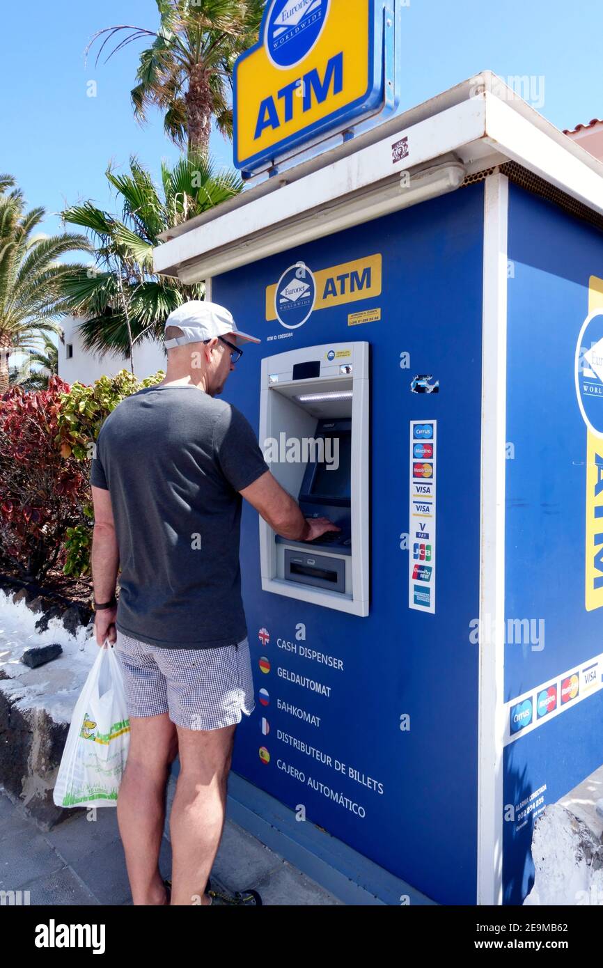 Homme à un guichet automatique espagnol sur l'île espagnole de Fuerteventura Banque D'Images