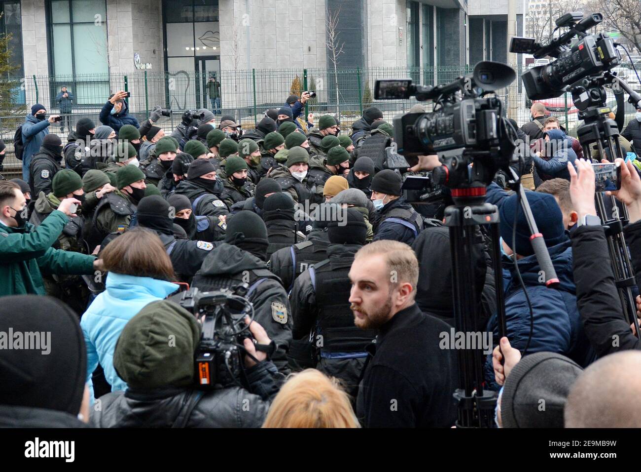 Kiev, Ukraine. 04e fév. 2021. Des militants et des vétérans s'opposent à la police lors des piquetage de la chaîne de télévision pro-Kremlin NASH à Kiev, en Ukraine, le 4 février 2021, après que le Conseil national de sécurité de l'Ukraine ait fermé plusieurs chaînes de télévision pro-Kremlin. (Photo par Aleksandr Gusev/Pacific Press/Sipa USA) crédit: SIPA USA/Alay Live News Banque D'Images