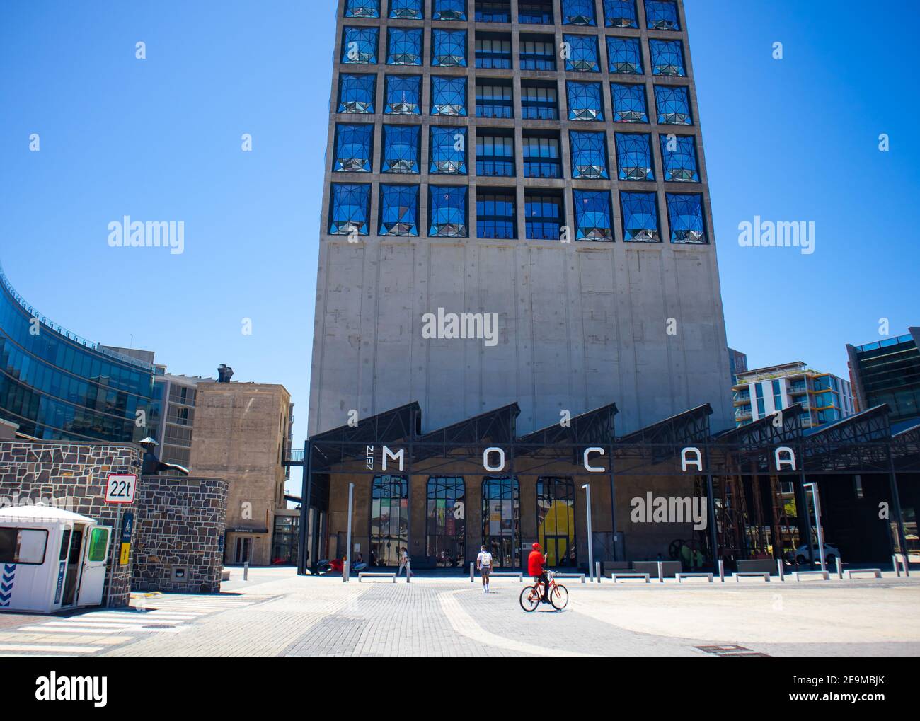 Front de mer- Cape Town, Afrique du Sud - 03-02-2021 quartier de Silo près du front de mer. Musée d'art contemporain de Zeitz Afrique, homme à vélo et personnes Banque D'Images