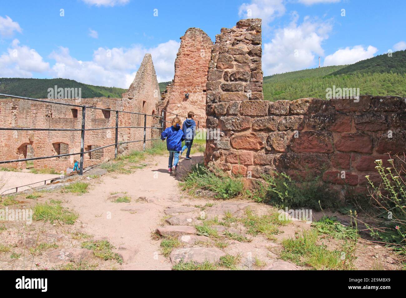 Garçon et fille sur une ruine de château dans la forêt du Palatinat (Allemagne), modèle libéré Banque D'Images