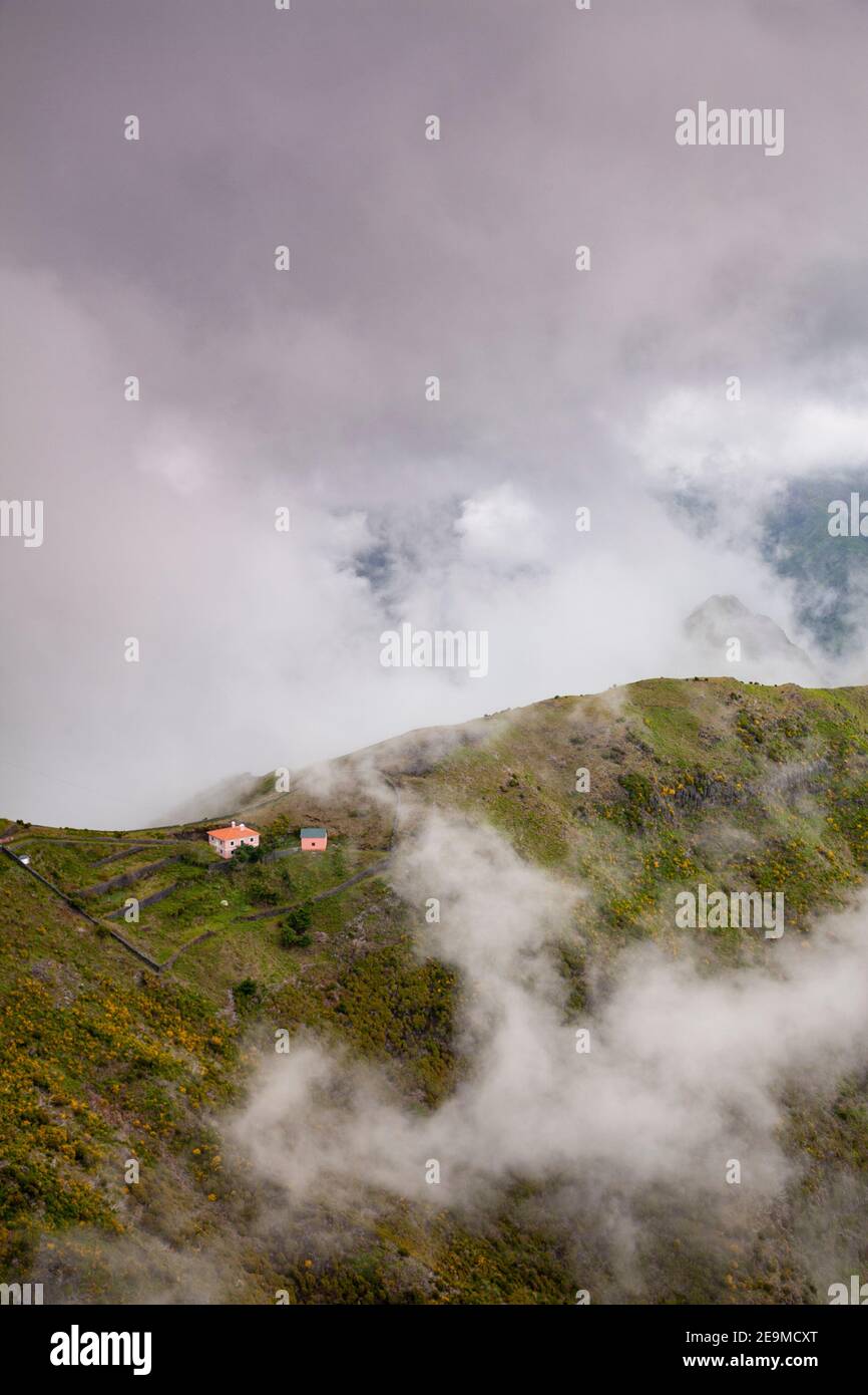 Habitation isolée dans les montagnes couvertes de nuages de Madère, Portugal Banque D'Images
