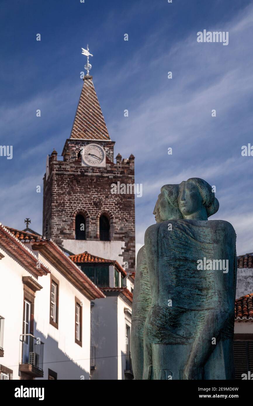 Statue et église, Madère, Portugal Banque D'Images