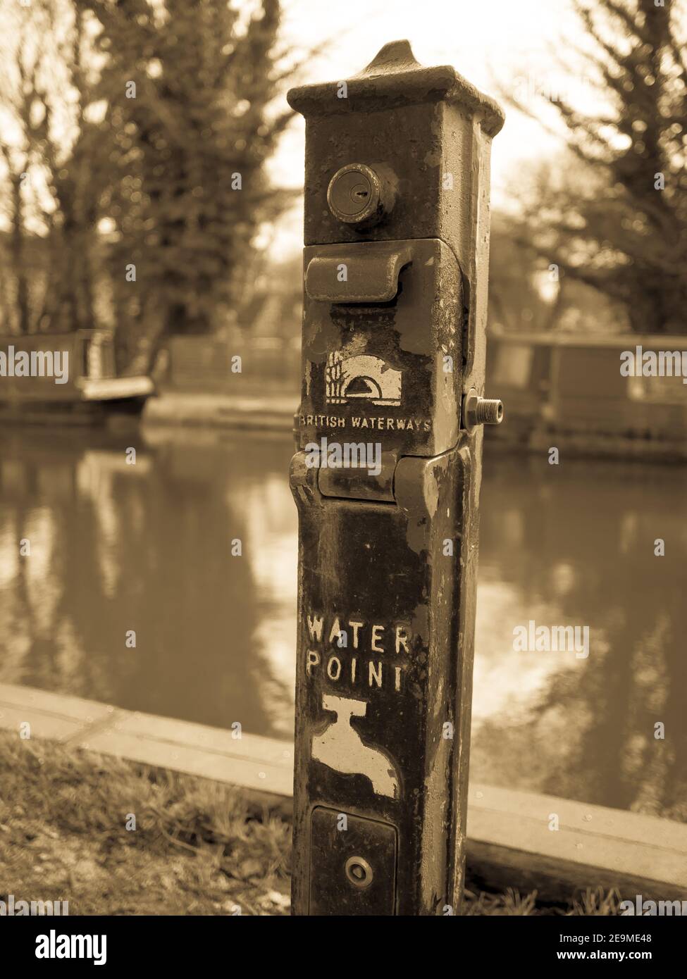 Un point d'eau British Waterways pour les canots situés sur le canal Kennet et Avon près de l'écluse de Kintbury à Berkshire, en Angleterre. Banque D'Images